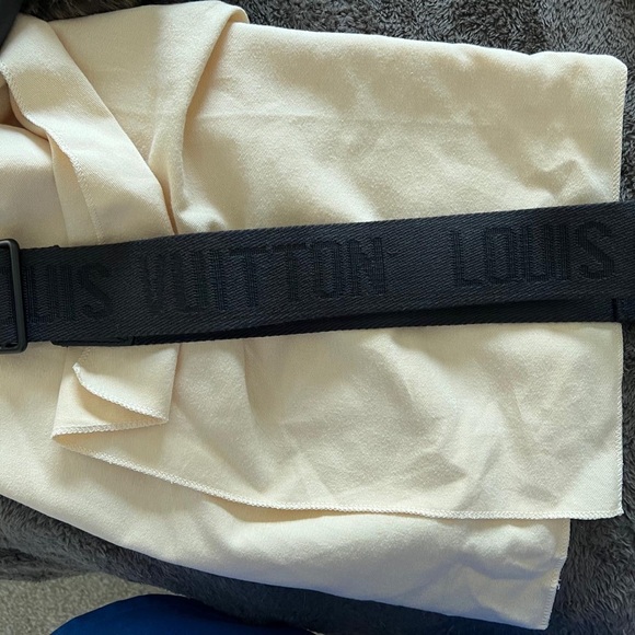Louis Vuitton take off messenger. Brand new. - Picture 4 of 8